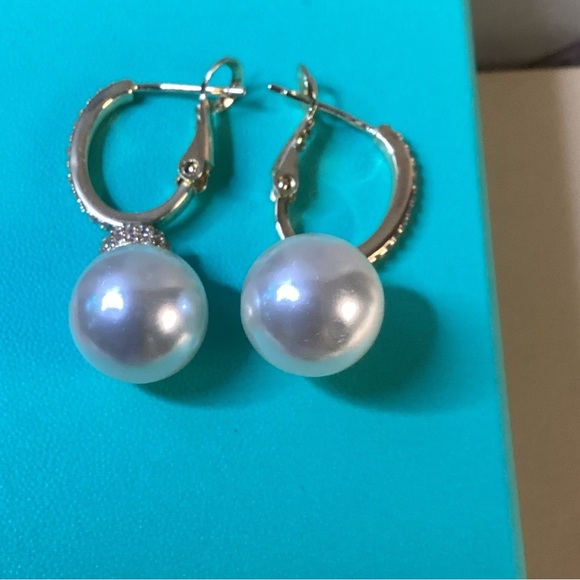 NEWT Elegant Gold and Pearl Earrings - Picture 7 of 10